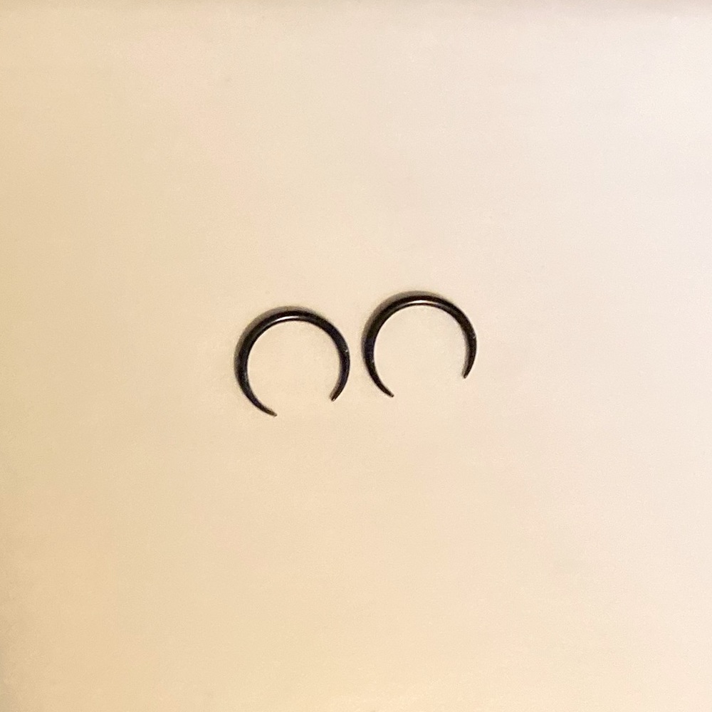 Black Septum Pincher Ring 16g 8mm & 10mm - Picture 2 of 4